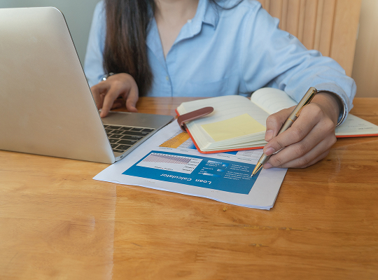 seccion media de una mujer de negocios trabajando en un escritorio en la oficina 1